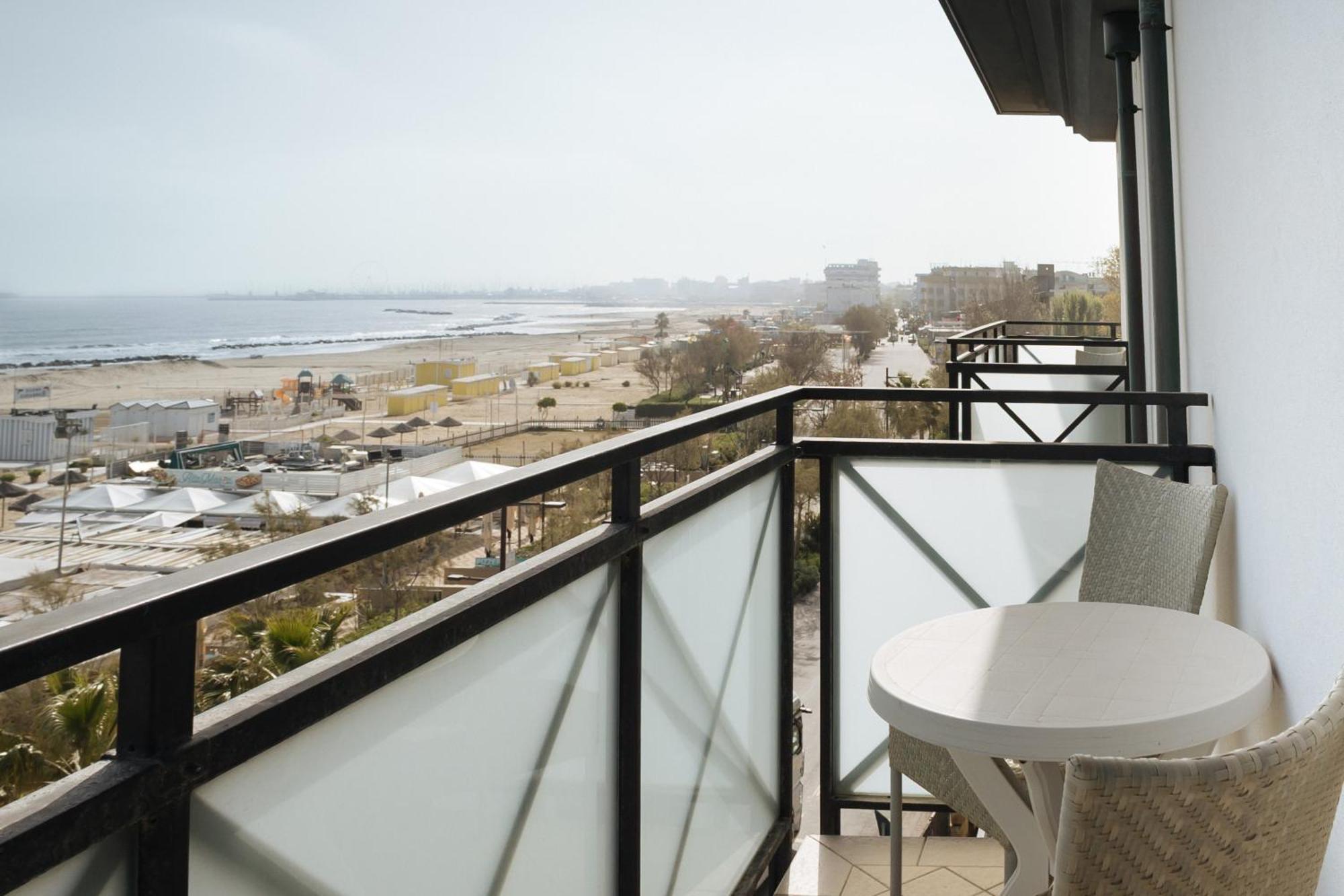 Gabbiano Apartments Римини Экстерьер фото